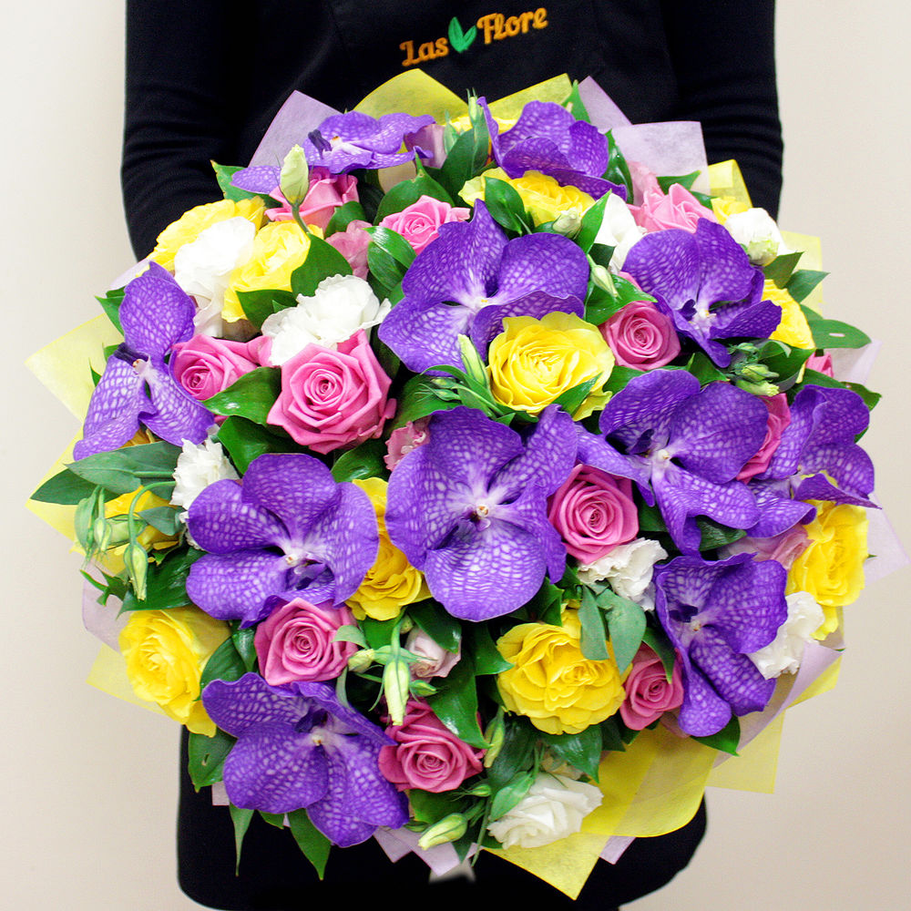 https://content2.flowwow-images.com/data/flowers/1000x1000/94/1519316539_83511094.jpg